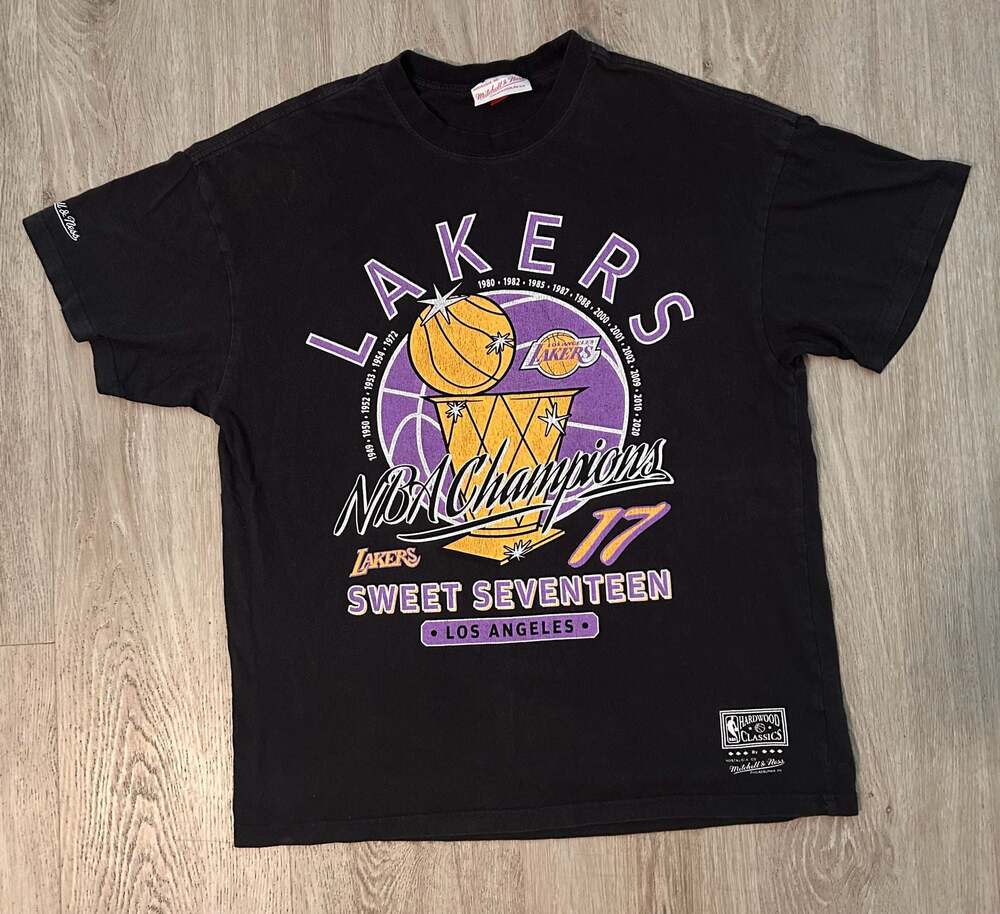 Mitchell & Ness Los Angeles Lakers 'Sweet Seventeen' NBA Champions T-Shirt
